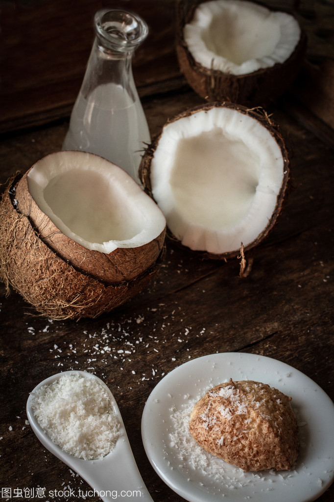 破碎的椰子。對印度食品美味的水果